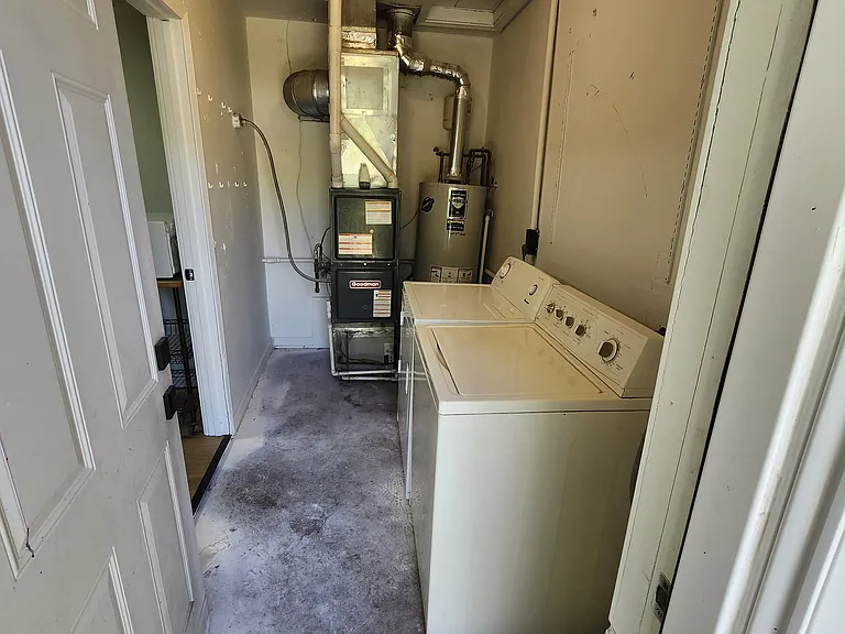 139 NW Louise St — Photo 15