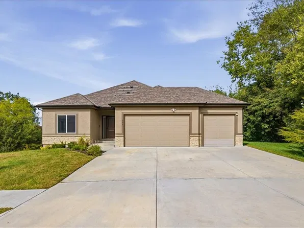 800 NW Hickory Ridge Dr, Grain Valley, MO 64029