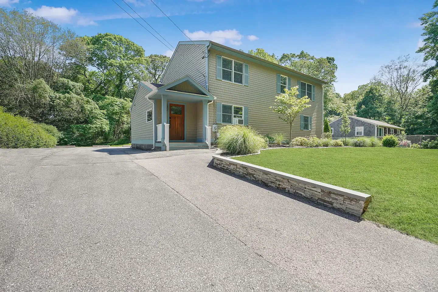 6 bed, 2400 sqft, $6,000 — Photo 1