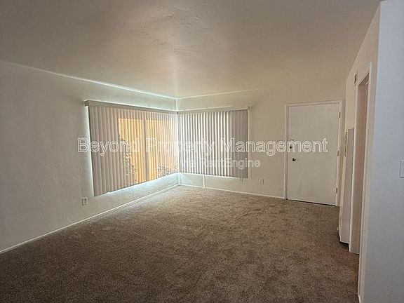 4th image of 4439 Menlo Ave