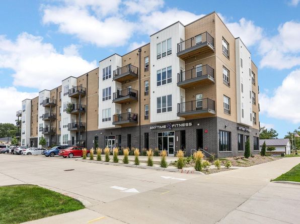 New Updated Living in Hiawatha, 255 Robins Rd #212, Hiawatha, IA 52233