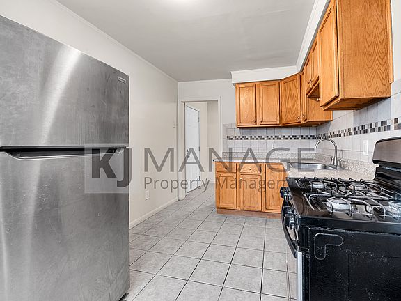 2nd image of 22515 Hillock Ave