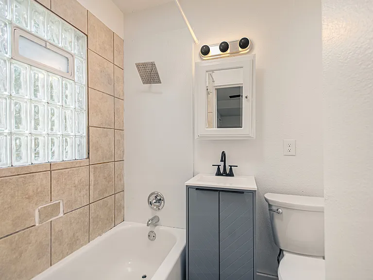 815 W 77th St — Photo 26