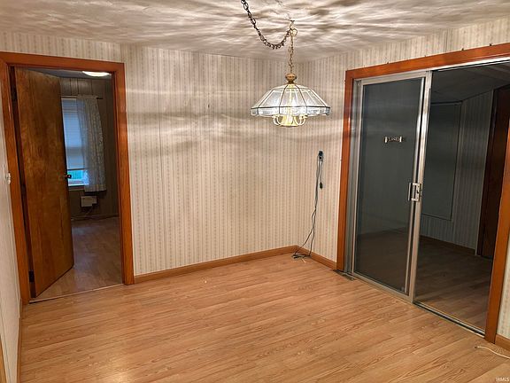 4th image of 808 Esther St