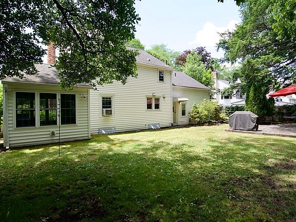 3rd image of 55 Bridle Path Rd