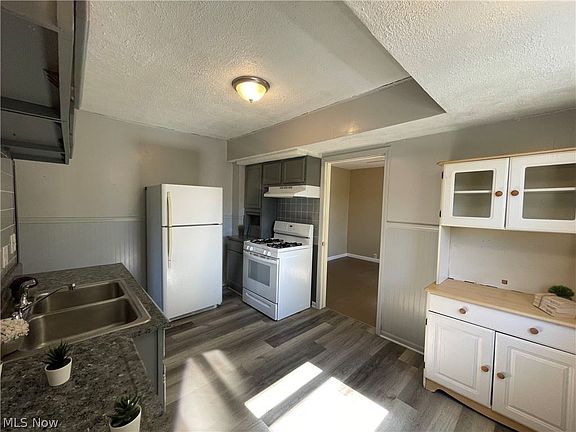3rd image of 535 Fairlawn Ave