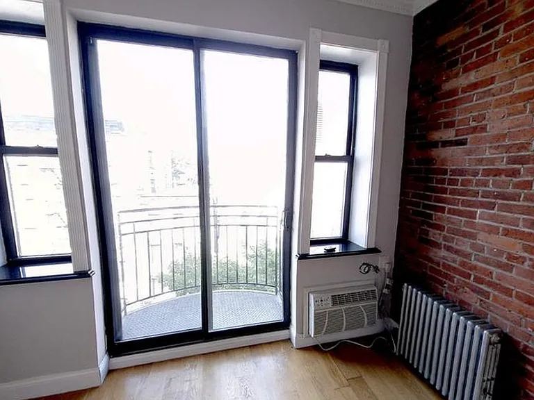 102 E 7th St #7 — Photo 4