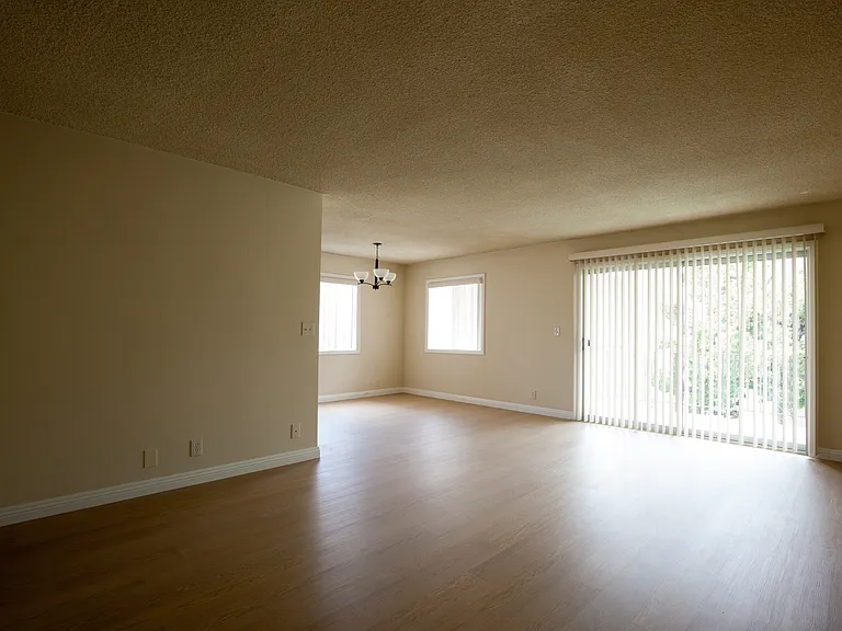 Coldwater Canyon Apartments — Photo 11