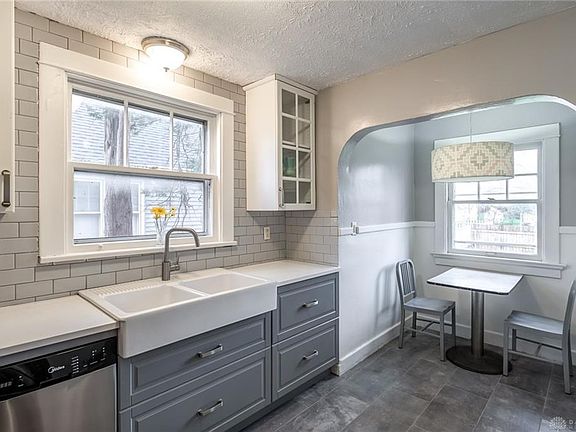3rd image of 434 Peach Orchard Ave E
