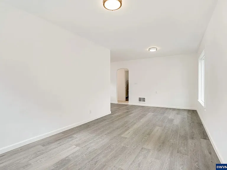 242 Jackson St E #B — Photo 12