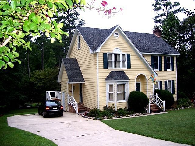 Beautiful Golf Community on Private Cul de Sac