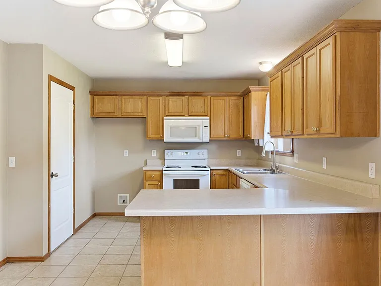 1215 S 14th St — Photo 13