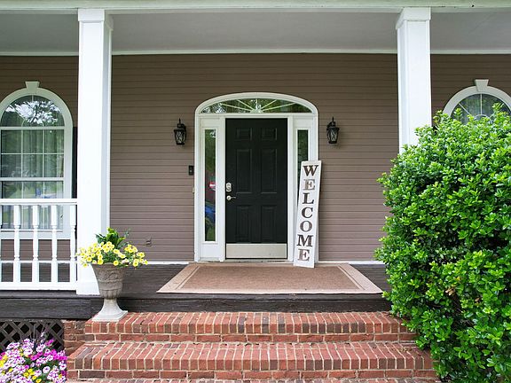 3rd image of 1725 Brookwood Dr NE