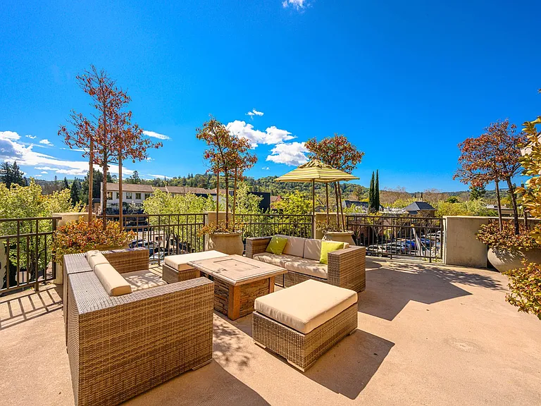Outdoor Lounge w/Fire pit