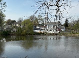 31 Center St, Clinton, NJ 08809