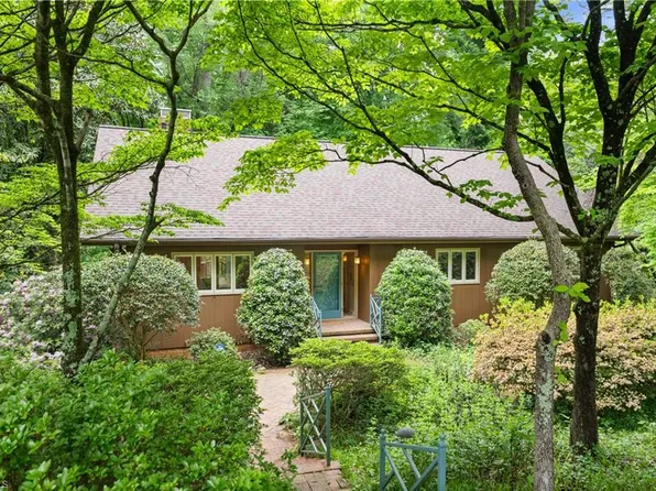 1090 Yorkshire Rd, Winston Salem, NC 27106