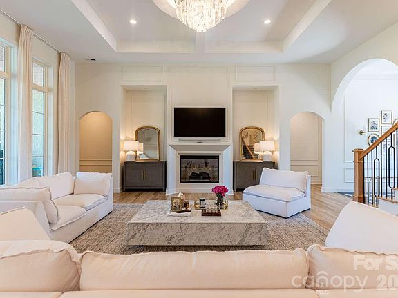 5th image of 4413 Holly Cir NE
