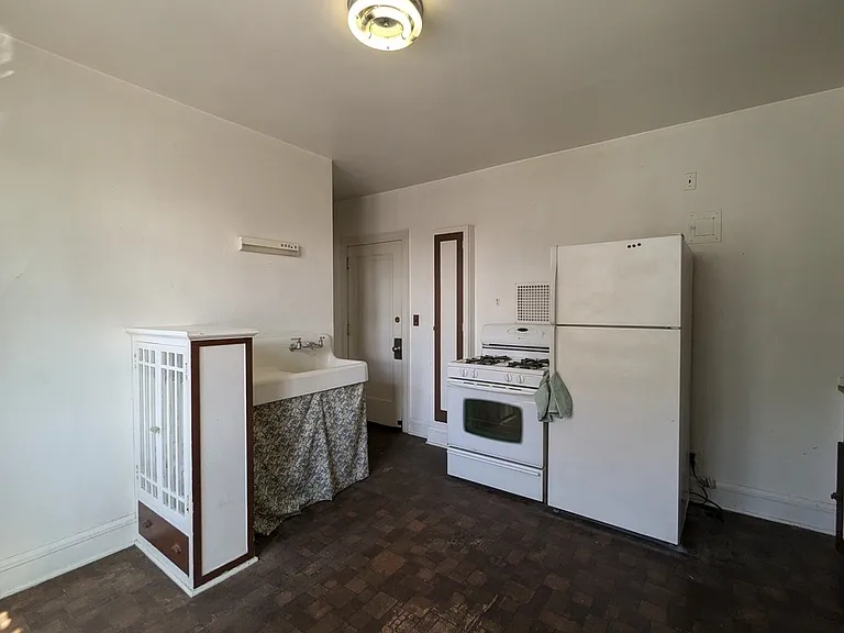 509 E 7th St #F — Photo 4