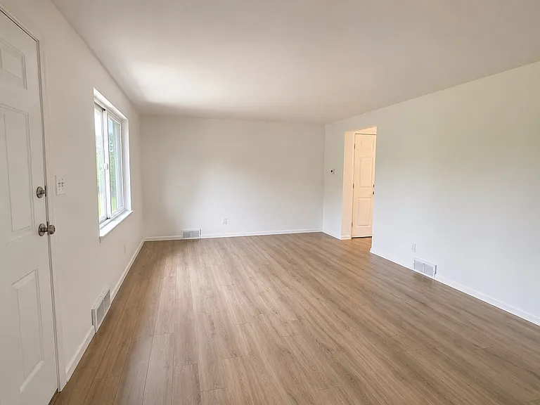 519 Windsor Ave — Photo 4