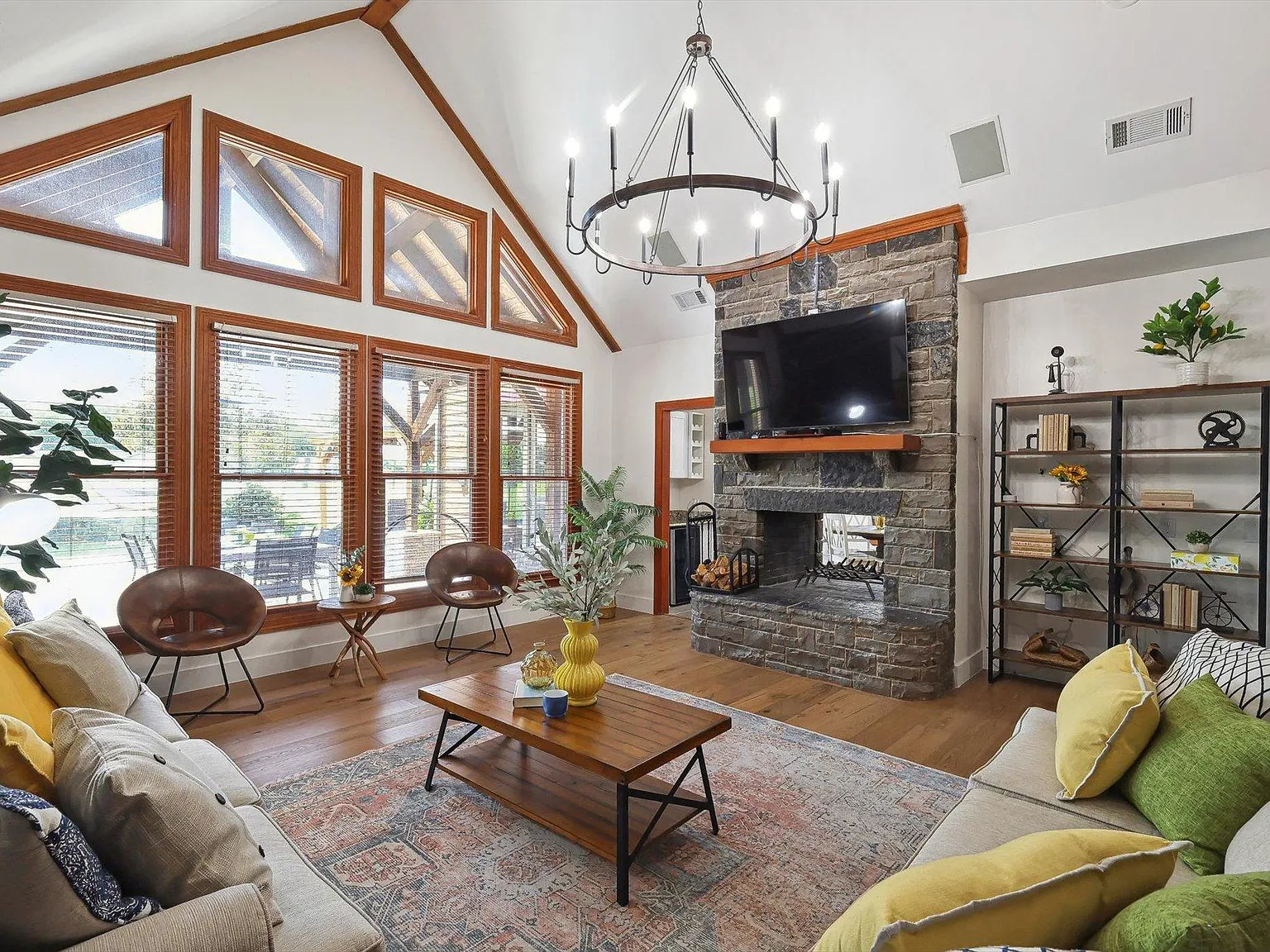5 bed, 4.5 bath, 3905 sqft, $10,950 — Photo 4