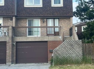 17 Sandhurst Cir #8, Toronto, ON M1S 4B2