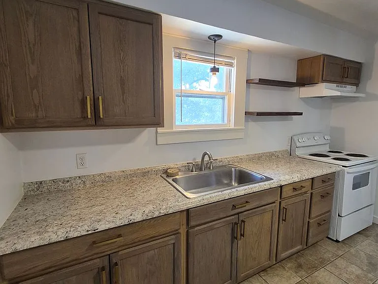 138 N Rechow Ave — Photo 7