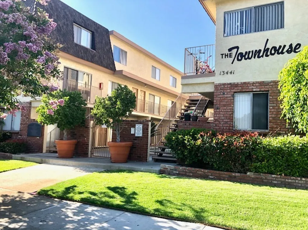 Townhouse Apartments — Photo 1