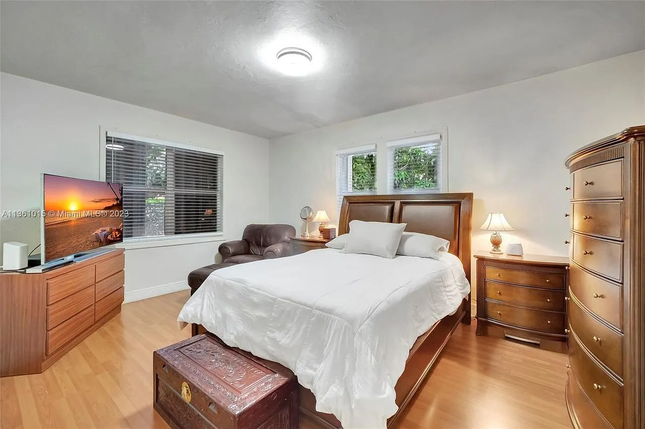 435 SW 33 Ave - Apartment 1 — Photo 3