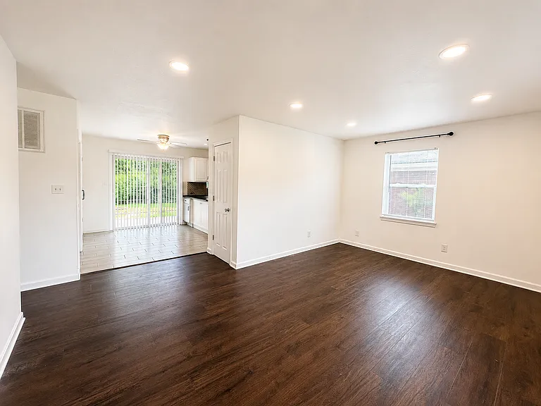 1002 Irving Dr — Photo 3