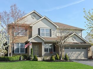 93 Saint Marys Ln, Lindenhurst, IL 60046