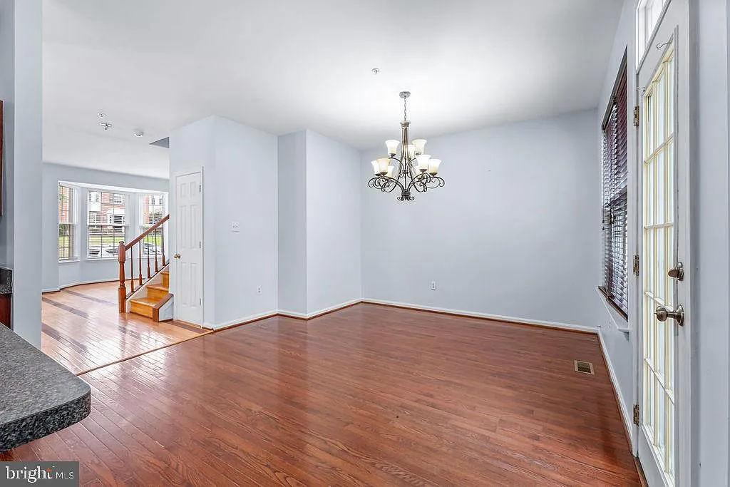 4 bed, 3.5 bath, 2332 sqft, $3,400 — Photo 3