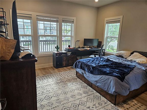 5th image of 4205 Aspen St