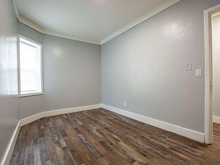 2523 Ames Ave — Photo 9