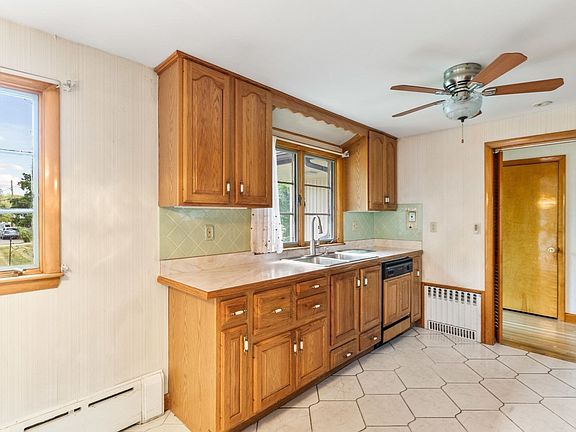 3rd image of 28 Richardi Ln