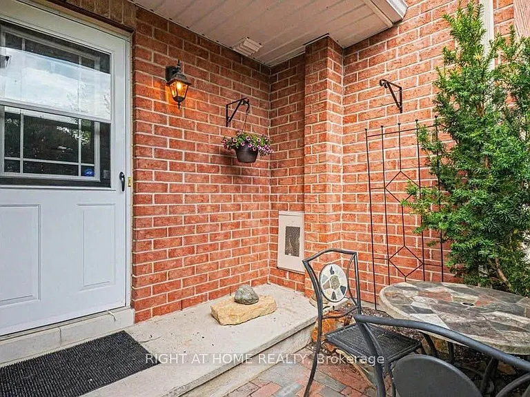 2064 Dunollie Cres — Photo 19