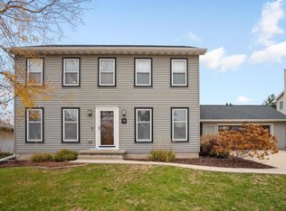 712 Maucker Rd, Cedar Falls, IA 50613
