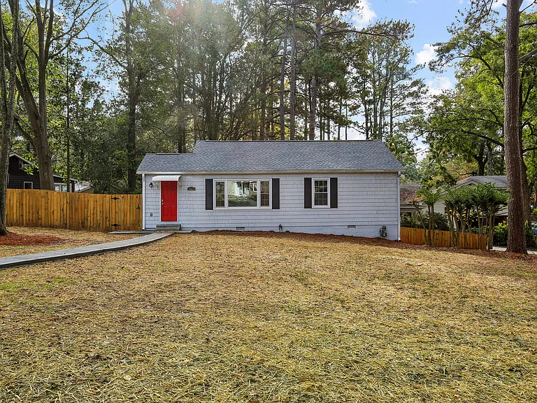 627 Scott Cir — Photo 2