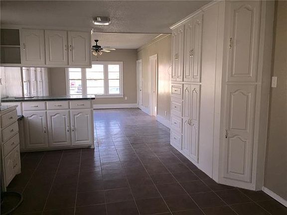 4th image of 2711 NW 28th St