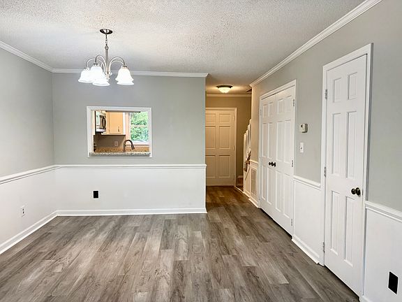 4th image of 3205 Warwick Dr