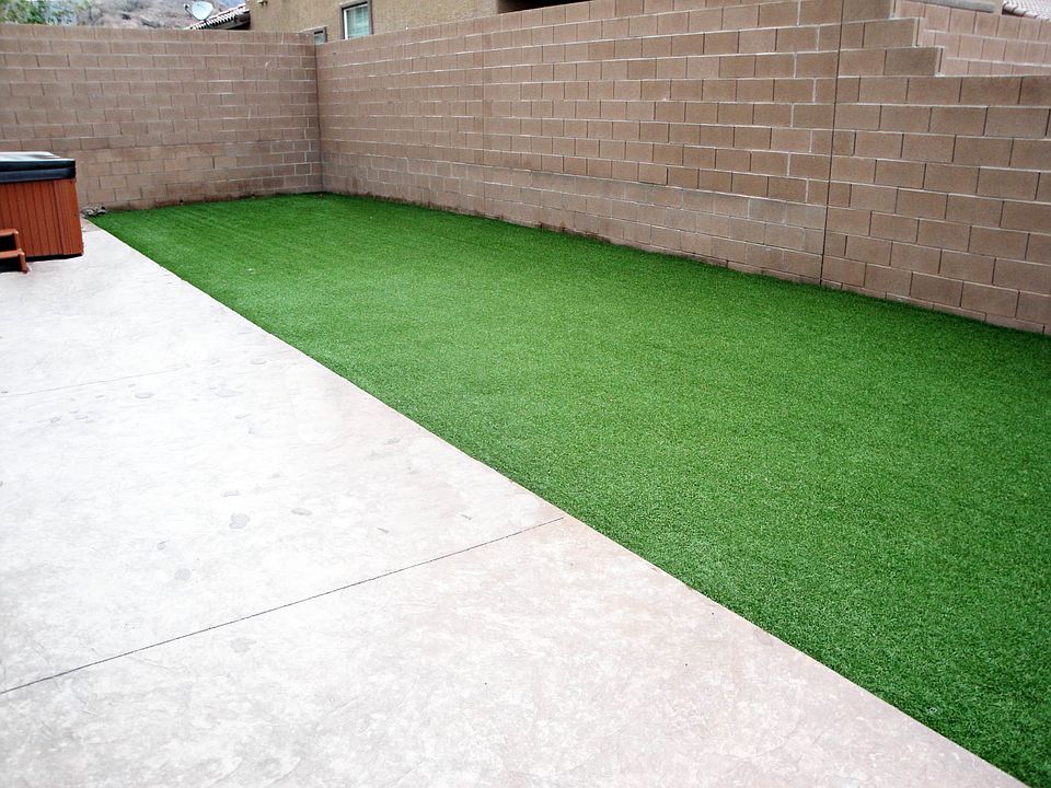 BACKYARD W/ ARTIFICIAL GRASS
