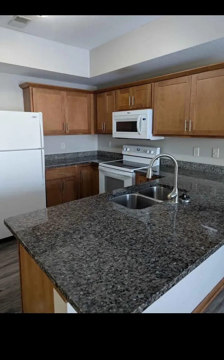 2 bed, 1.5 bath, 1000 sqft, $990 — Photo 1