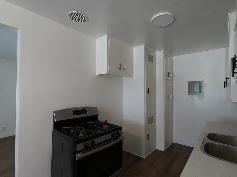 10304 La Reina Ave #C — Photo 7