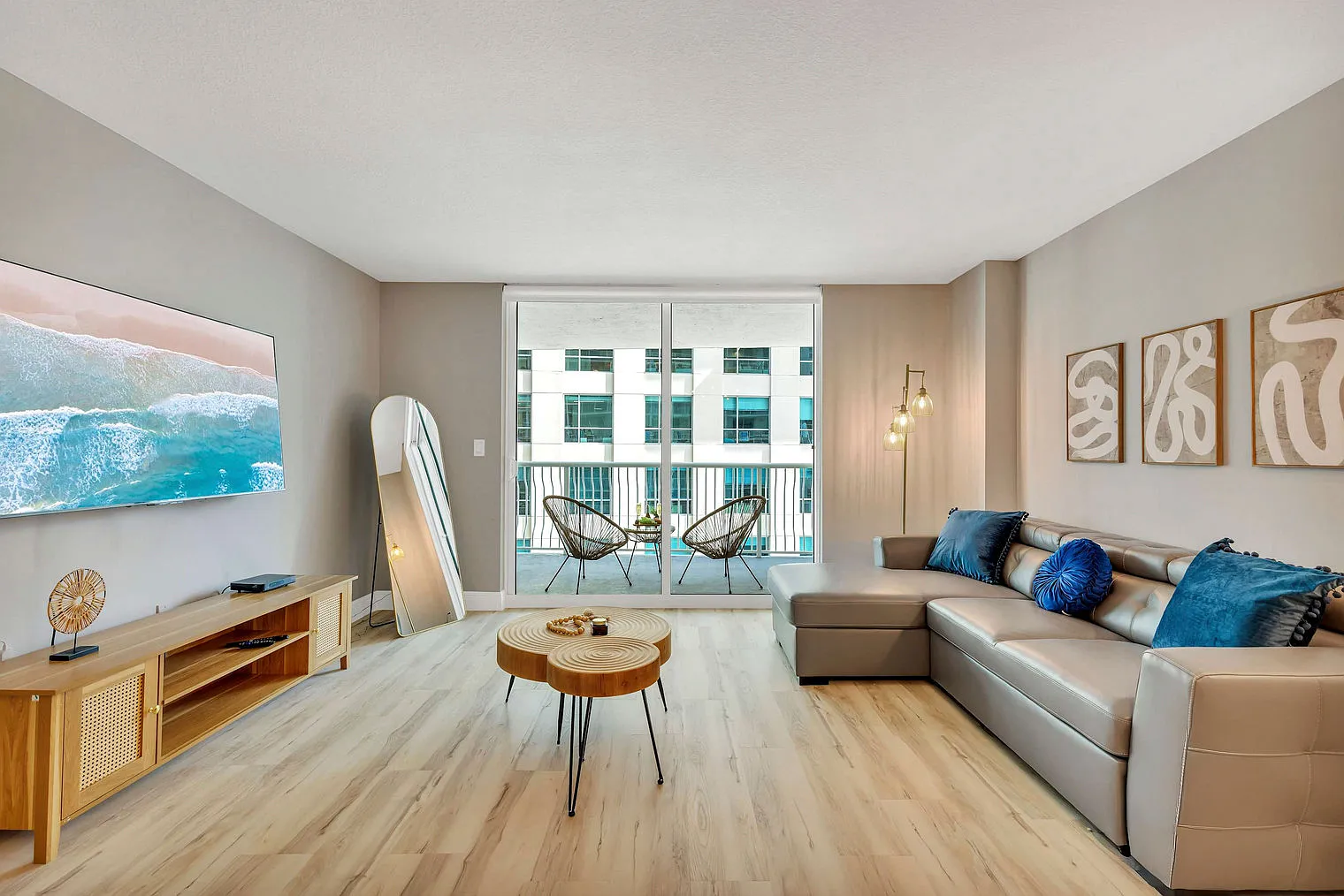1 bed, 1.0 bath, 818 sqft, $5,327 — Photo 4