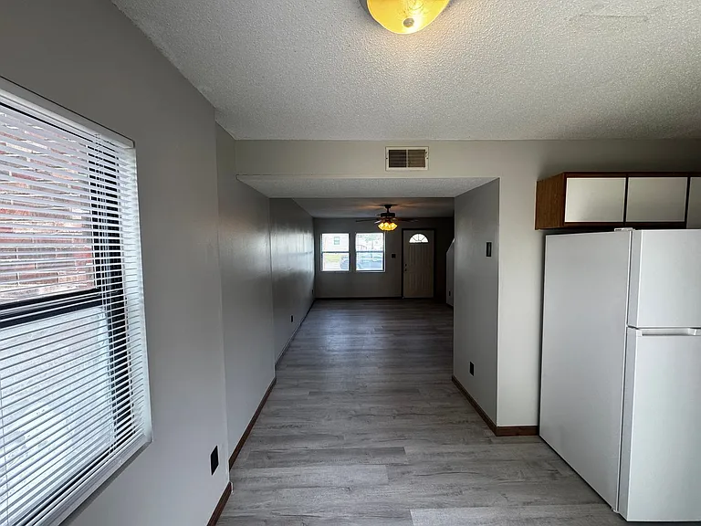 830 E College St — Photo 3