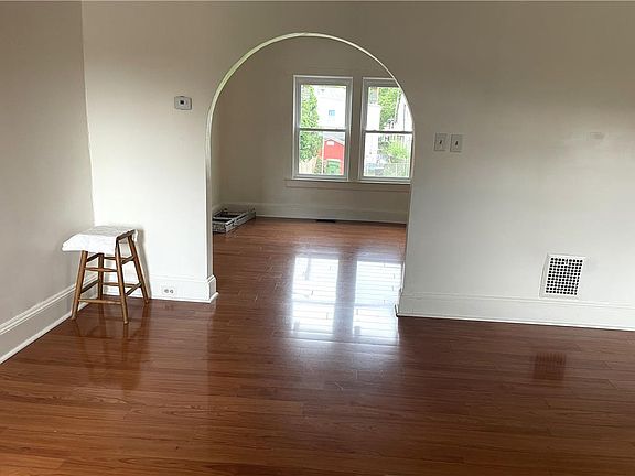4th image of 715 Wood St