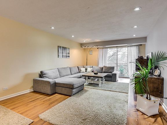 3rd image of 1101 S Hunt Club Dr APT 305