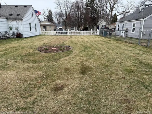 2012 Moorhouse St, Ferndale, MI 48220