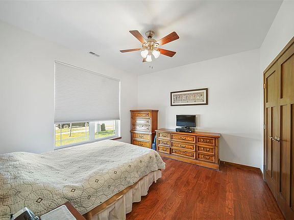 5th image of 1132 Twin Leaf Ave