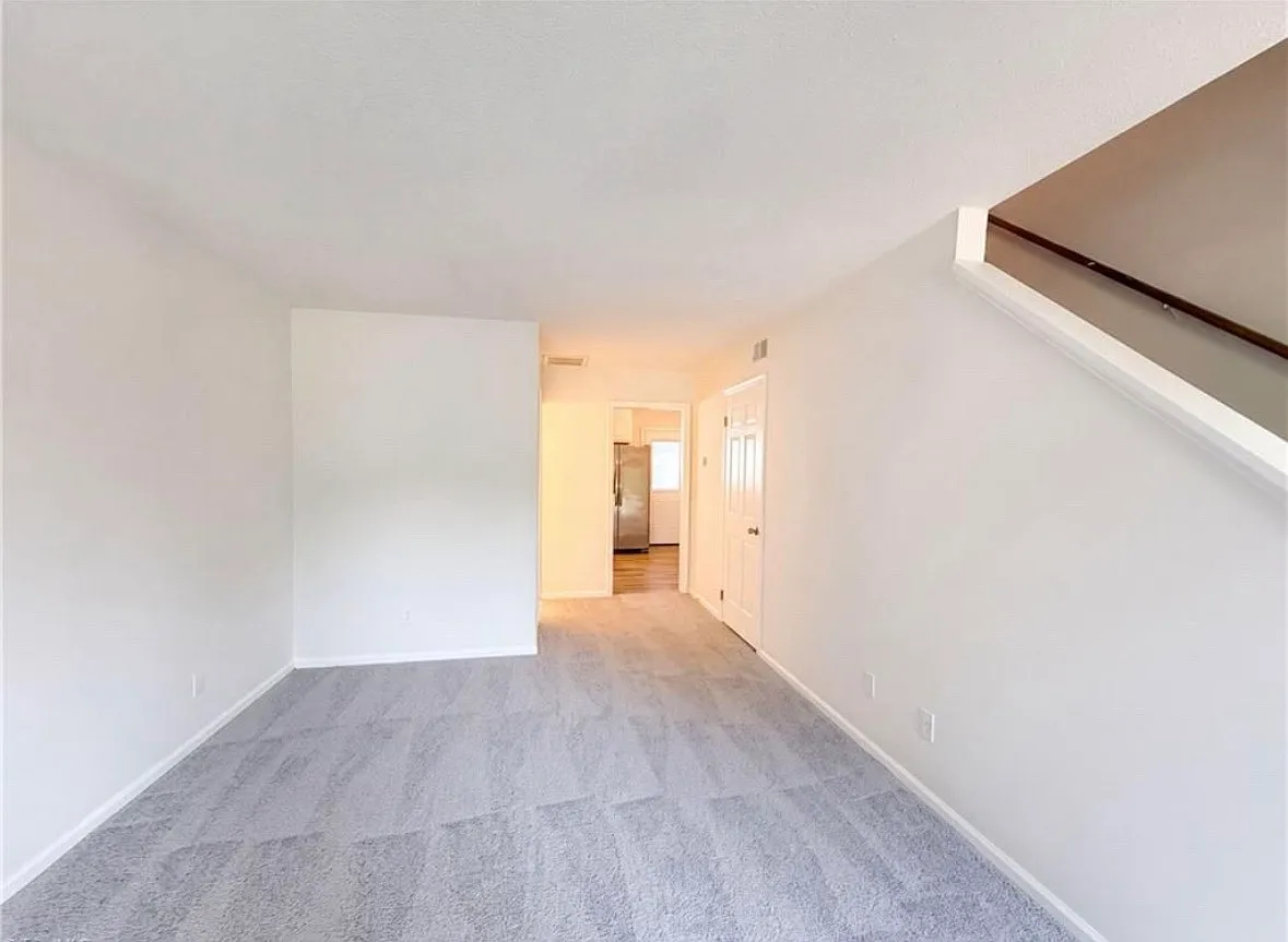 2 bed, 1.5 bath, 932 sqft, $1,250 — Photo 2