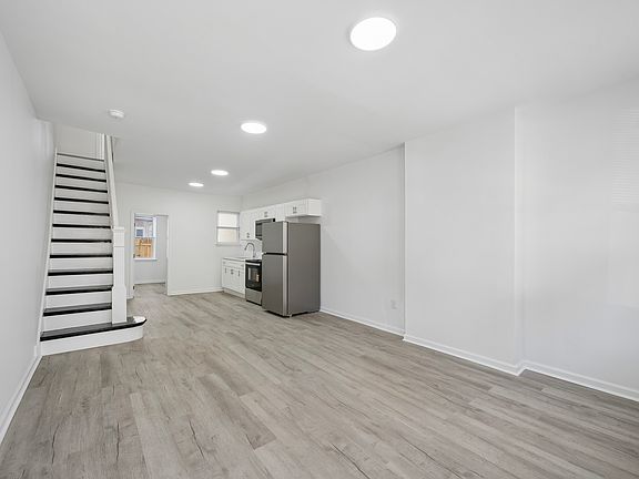 4th image of 2212 Sears St